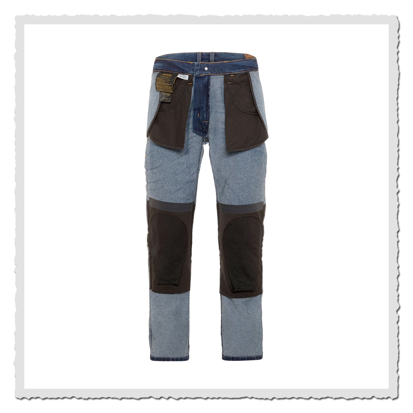 nnenansicht der Jeans: auf links gedreht mit dunklen Einsätzen, freigestellt vor Weiß.